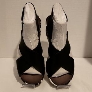 BRAND NEW CLARKS  SIZE 10 LEATHER BLACK UPPER & HEEL BLACK/WHITE